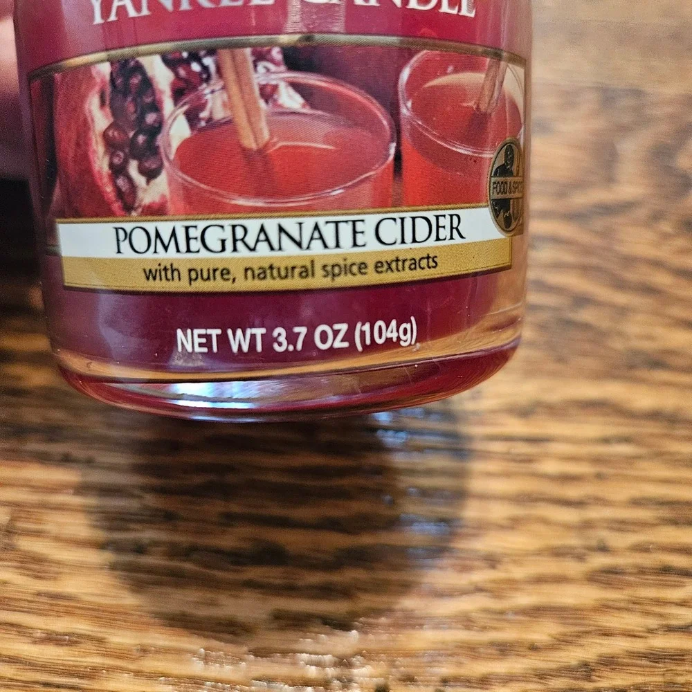 Yankee Candle Pomegranate Cider Small Jar Scented Candle 3.7 oz 104g - Pre Loved